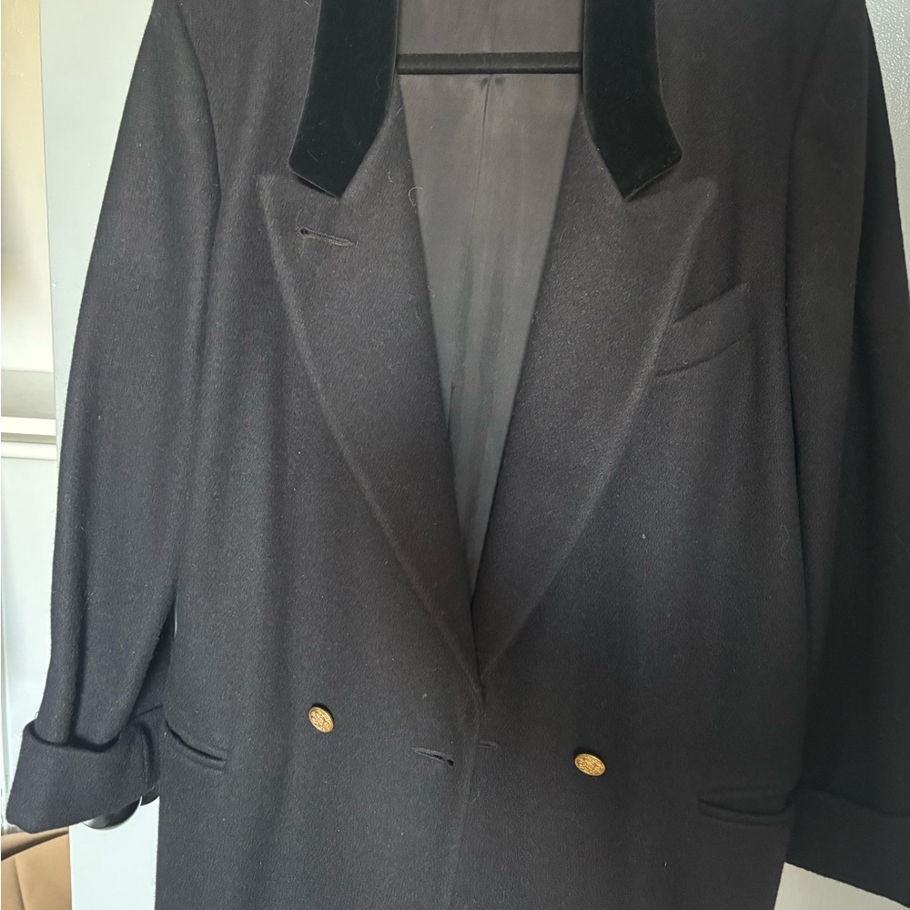 Sophisticated Black Women's Blazer with Velvet Collar